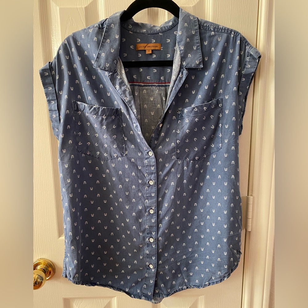 Zach’s Girlfriend Blue S/S Chambray Blouse with Arrow/Chevron pattern. Size S.